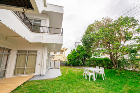 お庭にテーブルとチェアーがございます♪