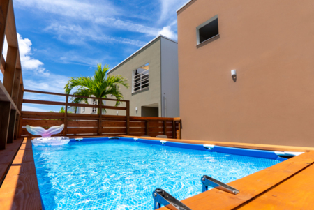 プールに露天ジャグジーにBBQも