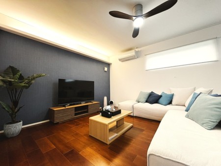 真っ白な大型ソファーがリゾート感を演出