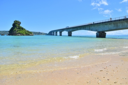 近くの古宇利島につながる橋と海